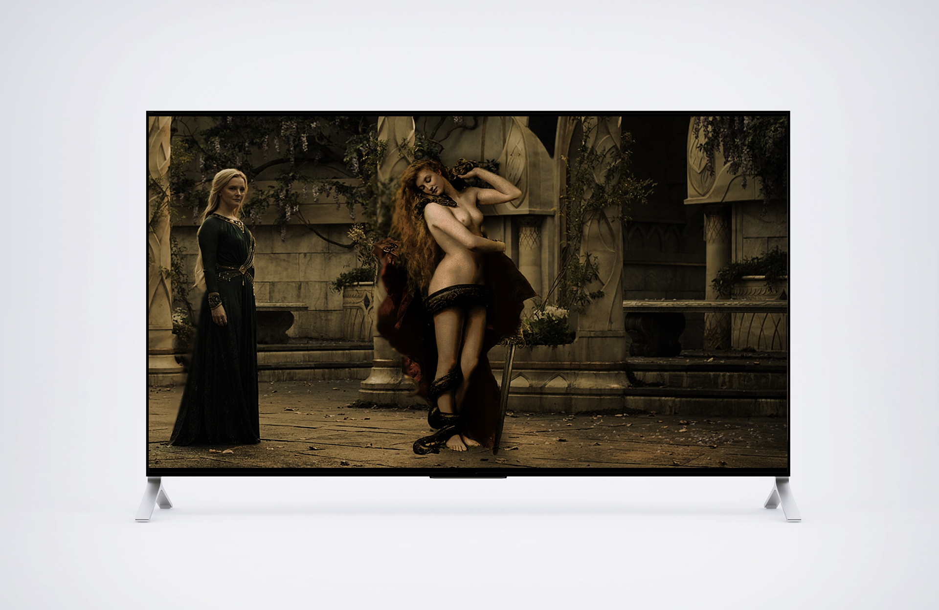 Widok telewizora (na białym neutralnym tle) z fragmentem sparafrazowanego kadru z serialu „Pierścienie władzy” – konfrontującym postać Galadrieli z figuratywnym cytatem z XIX-wiecznego obrazu z 1887 roku autorstwa Johna Malera Colliera pt. „Lilith”. 