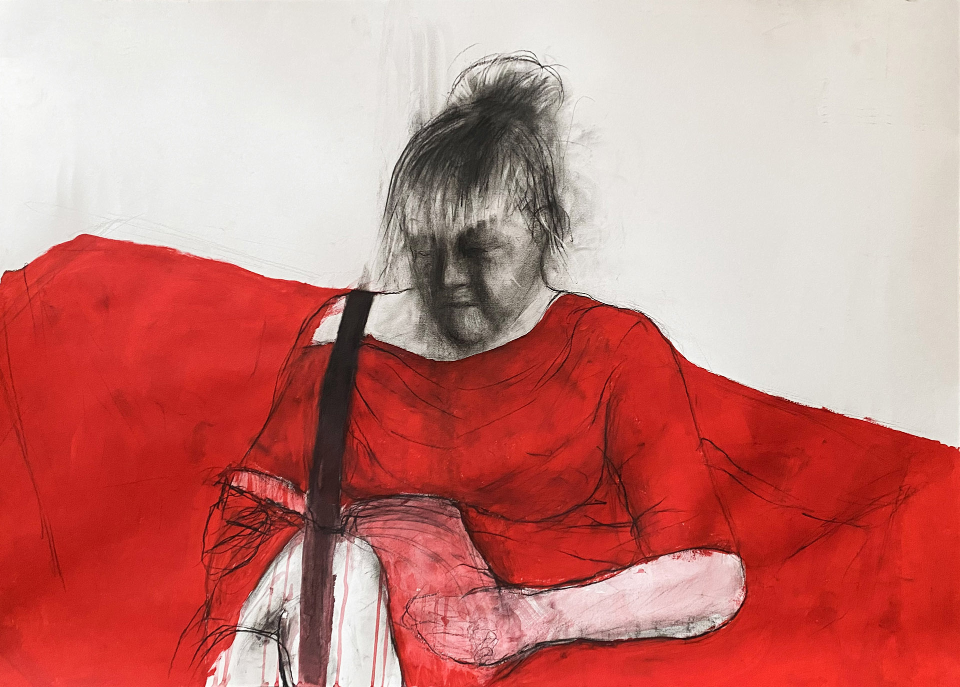 Rysunek przedstawia postać na biało czerwonym tle, wykonany węglem oraz farbą akrylową na papierze o wymiarach 100 x 70 cm