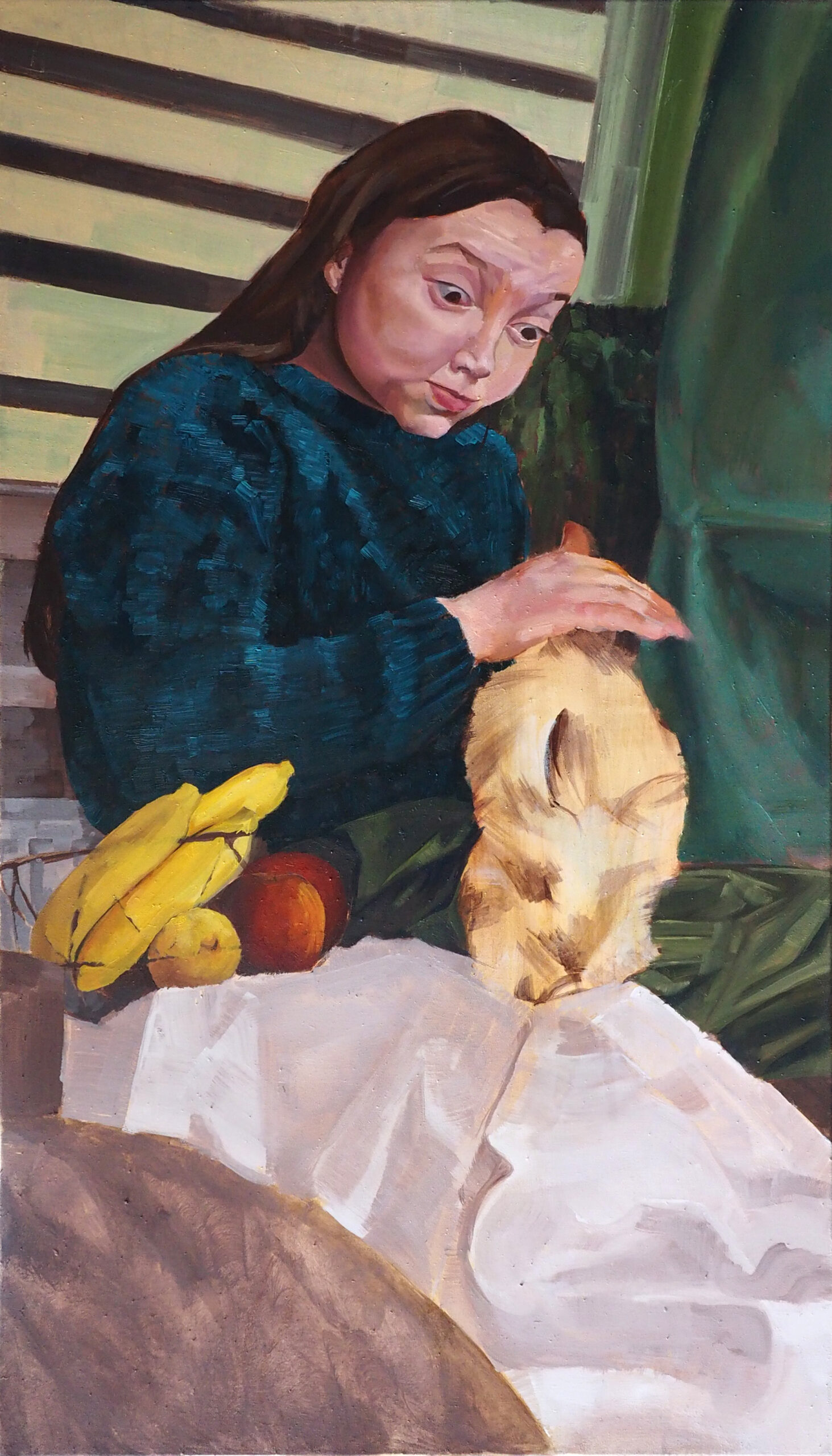 Kilkuletnia dziewczynka trzyma na kolanach jasnobrązowego królika. Obok niej znajduje się kosz z owocami. Obraz jest namalowany z zielono-brązowych barwach.