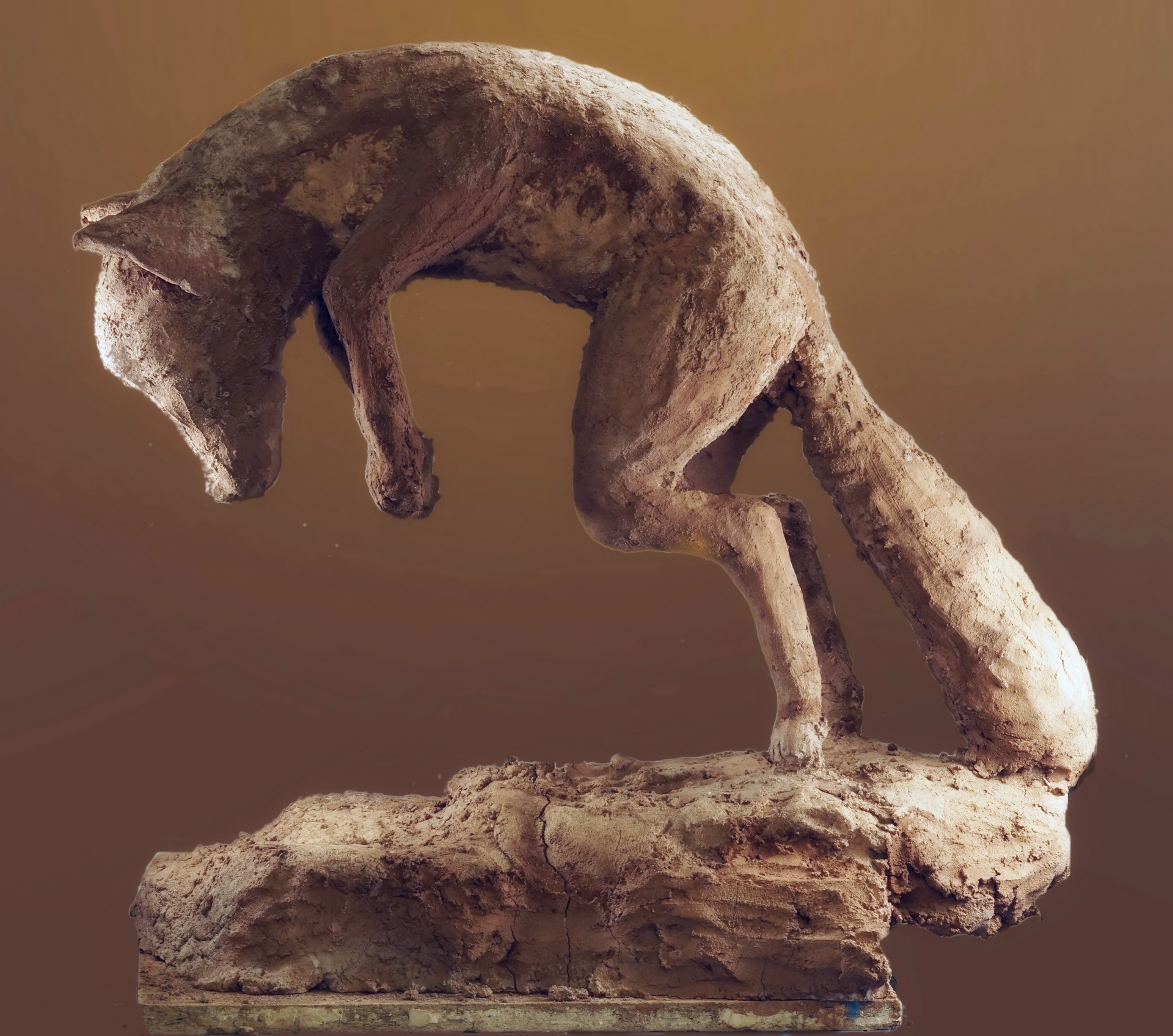 Julia Rosik - zdjęcie przedstawia rzeźbę skaczącego lisa, polującego na swoją ofiarę, wykonanego w technice betonu z narzutu.