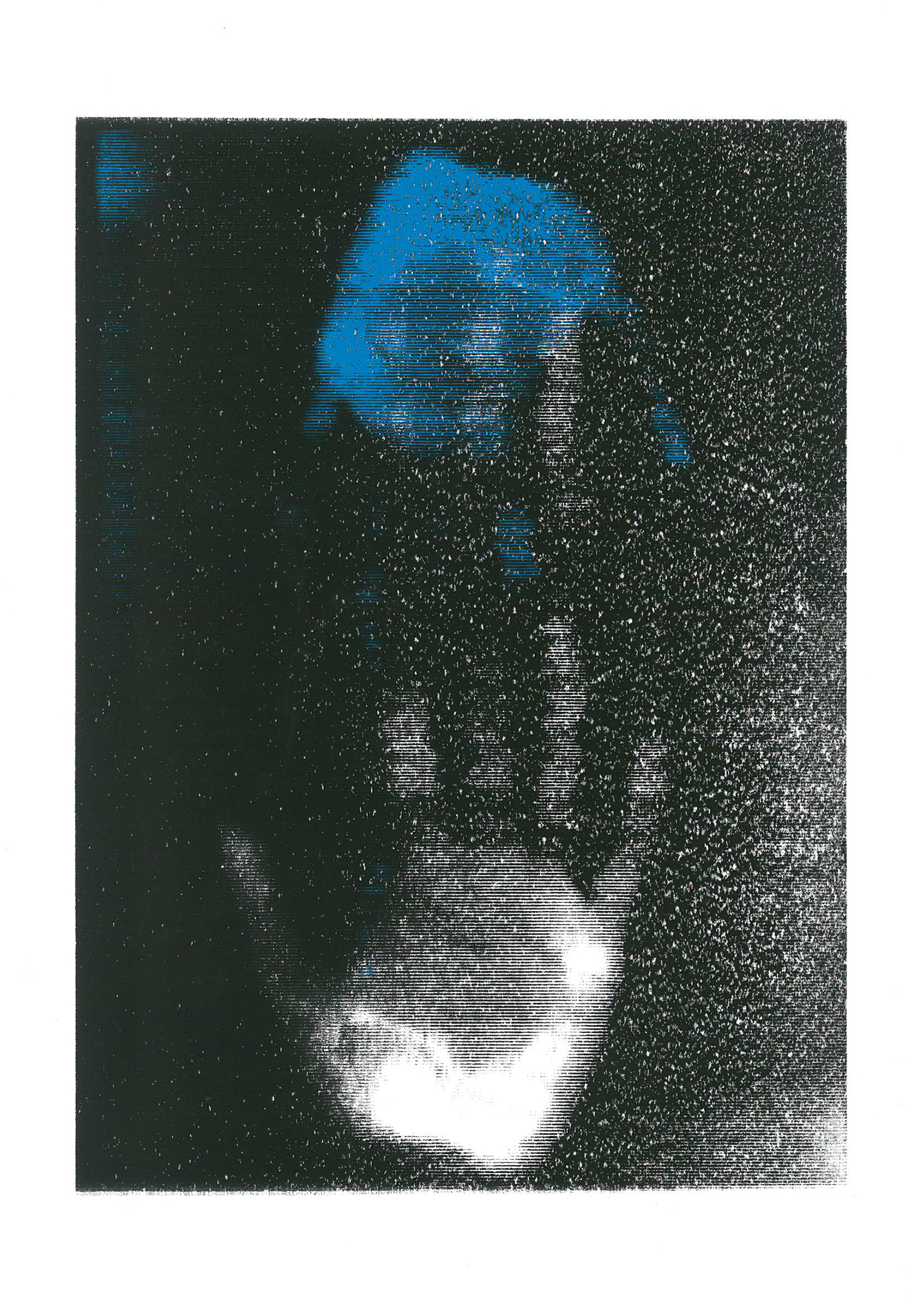 Grafika przedstawia dłoń wyłaniającą się z ciemnego tła oraz w górnej części niebieska apla