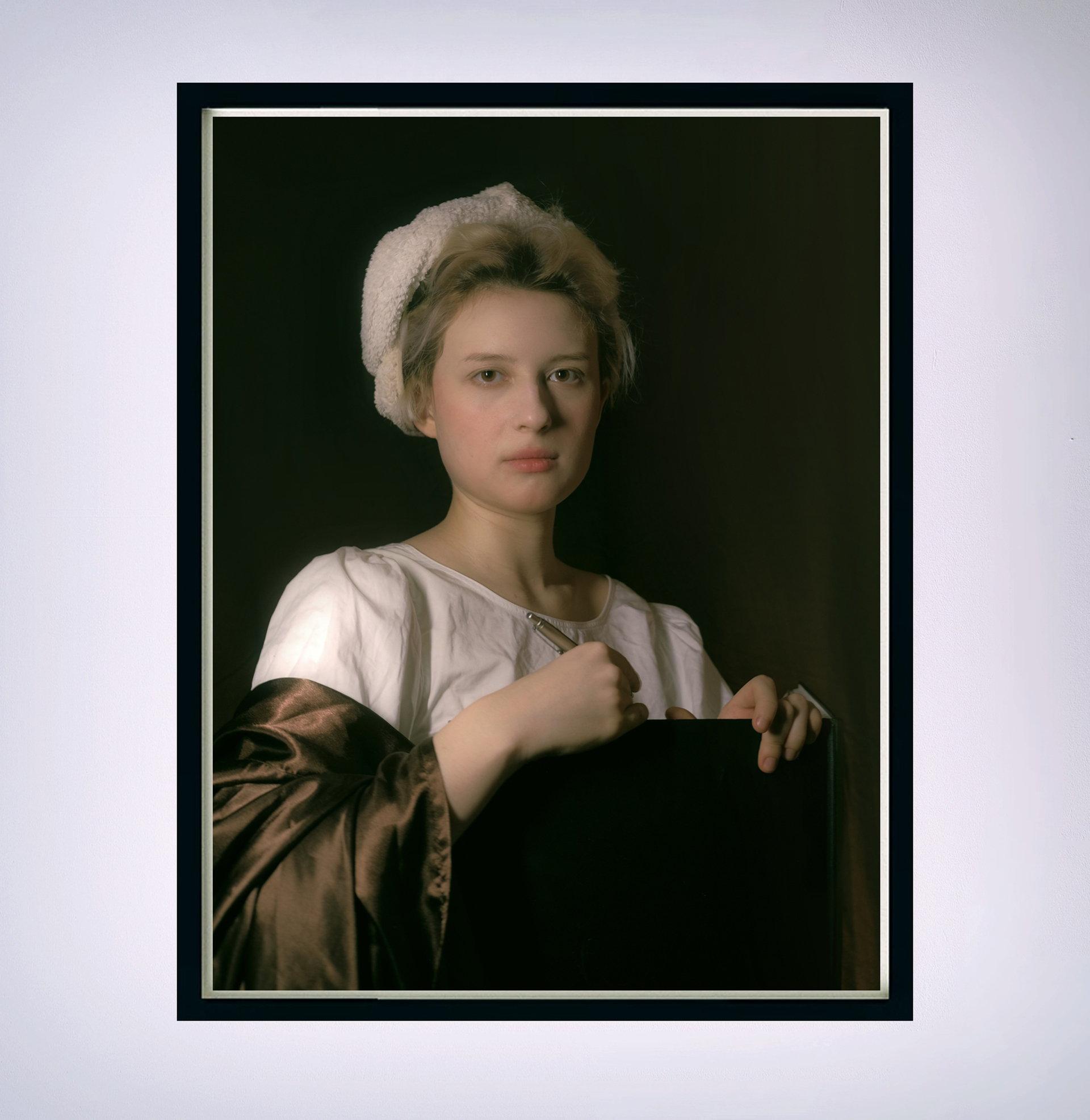 Fotografia kolorowa przedstawiająca portret autorki pracy, stylizowany na XVIII-wieczne dzieło malarskie. 