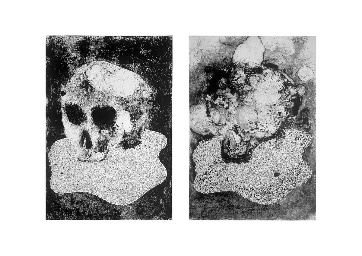 Dwa czarno-białe obrazki obok siebie. Przedstawiające ludzką czaszkę o różnym nasyceniu i kontraście szarego tonu.