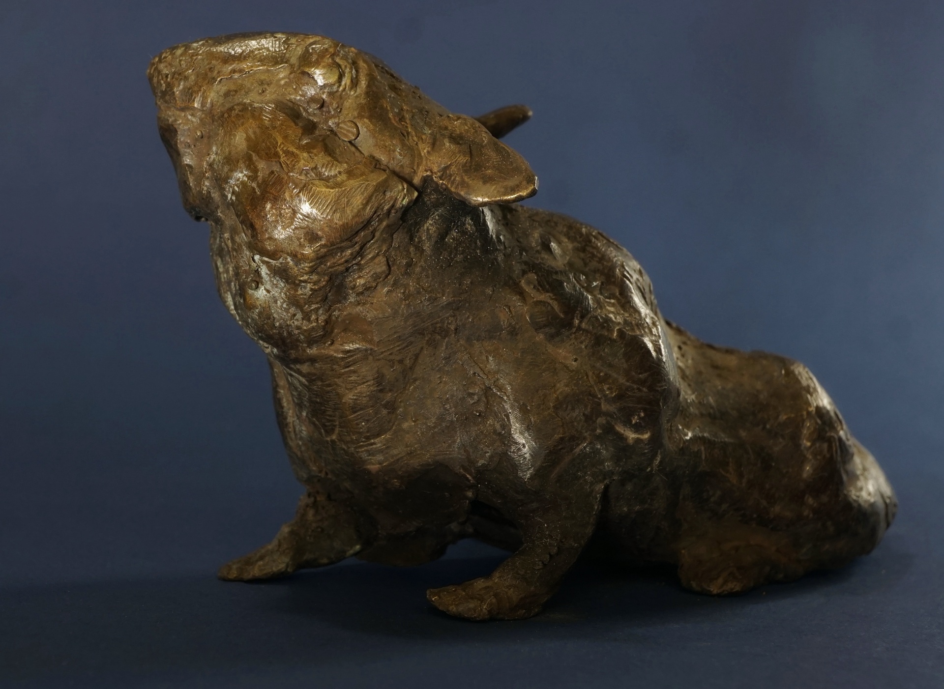 J. Osika - zdjęcie przedstawia rzeźbę chomika wykonanego w mosiądzu z brązowej patynie.