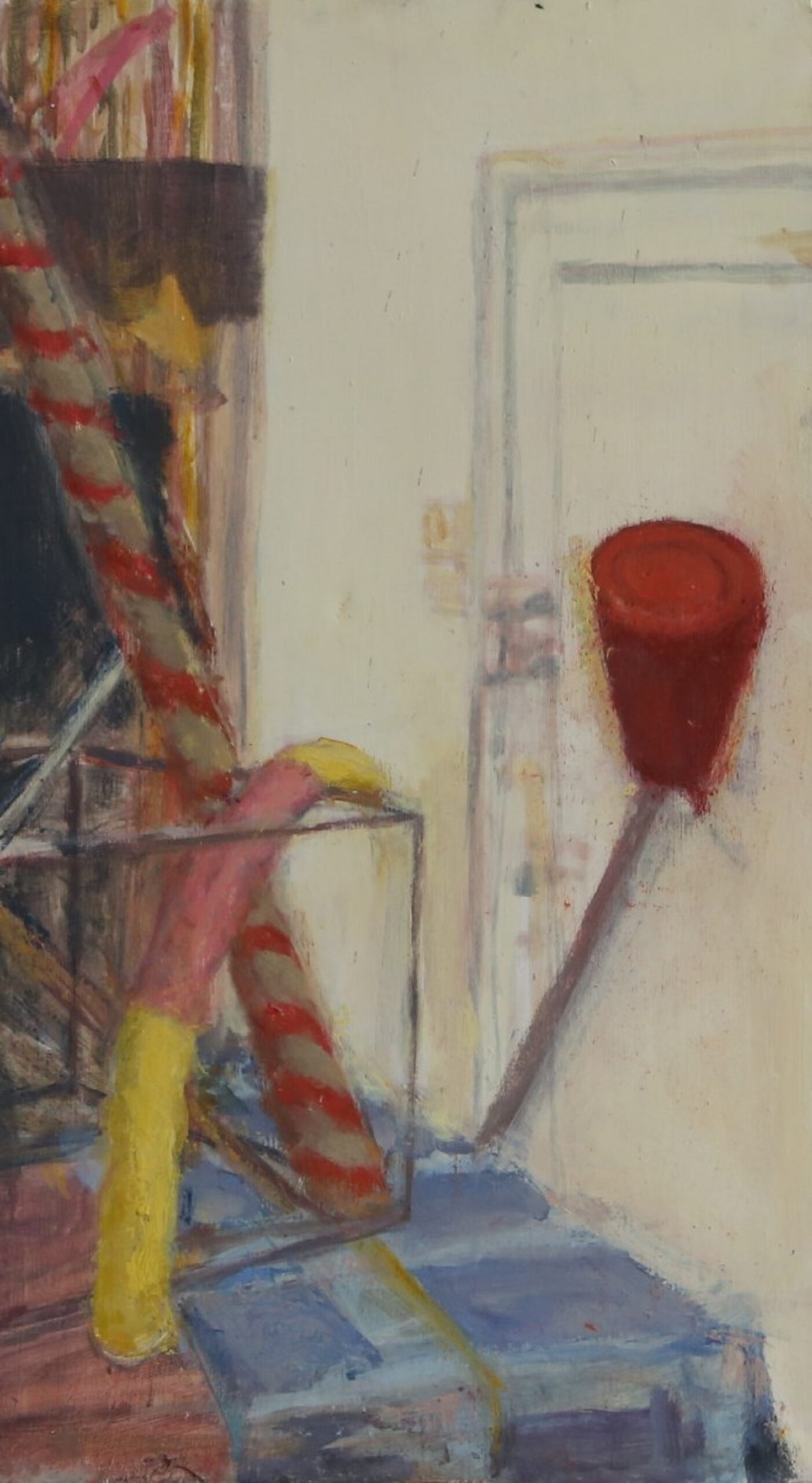 Obraz przedstawia fragment martwej natury wraz z dominującym, czerwonym akcentem w postaci czajnika. Na dalszym planie przedstawione zostały białe drzwi do pracowni.