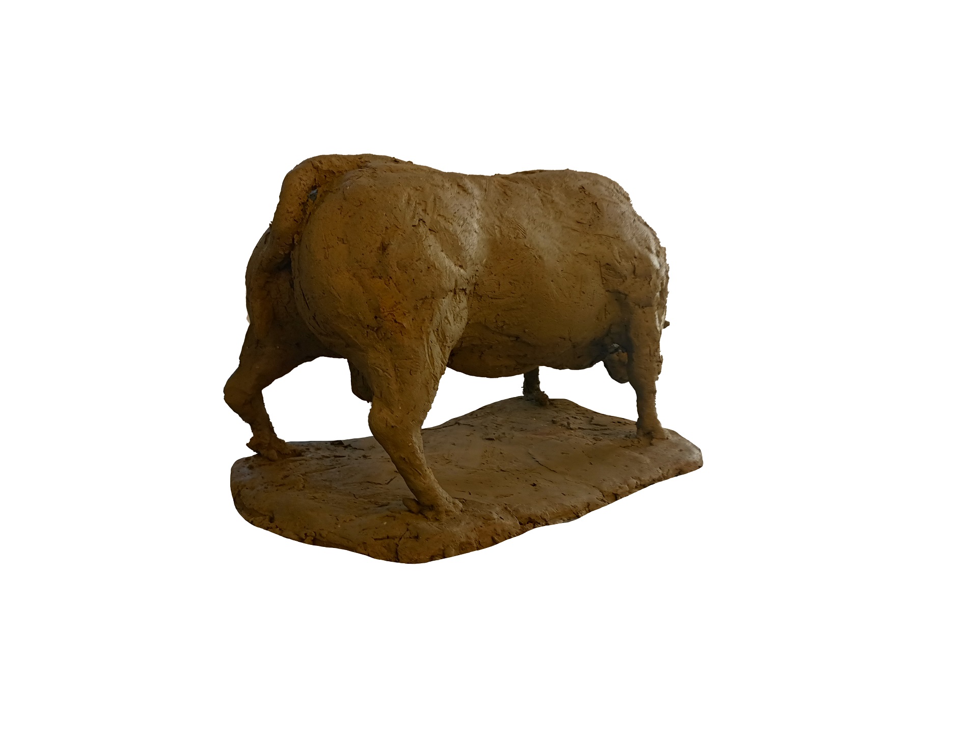 zdjęcie przedstawia rzeźbę byka umieszczoną na podstawie, wykonaną w glinie. Rzeźba prezentowana na białym tle