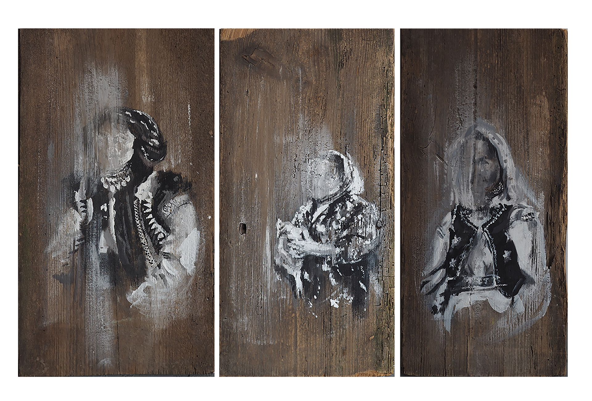 Trzy biało-czarne portrety wykonane na starej desce. Deski są ciemnobrązowe i stanowią tło. Każdy obraz przedstawia portret kobiety w stroju ludowym. Ich twarze są do tego stopnia rozmazane, że stają się nierozpoznawalne.