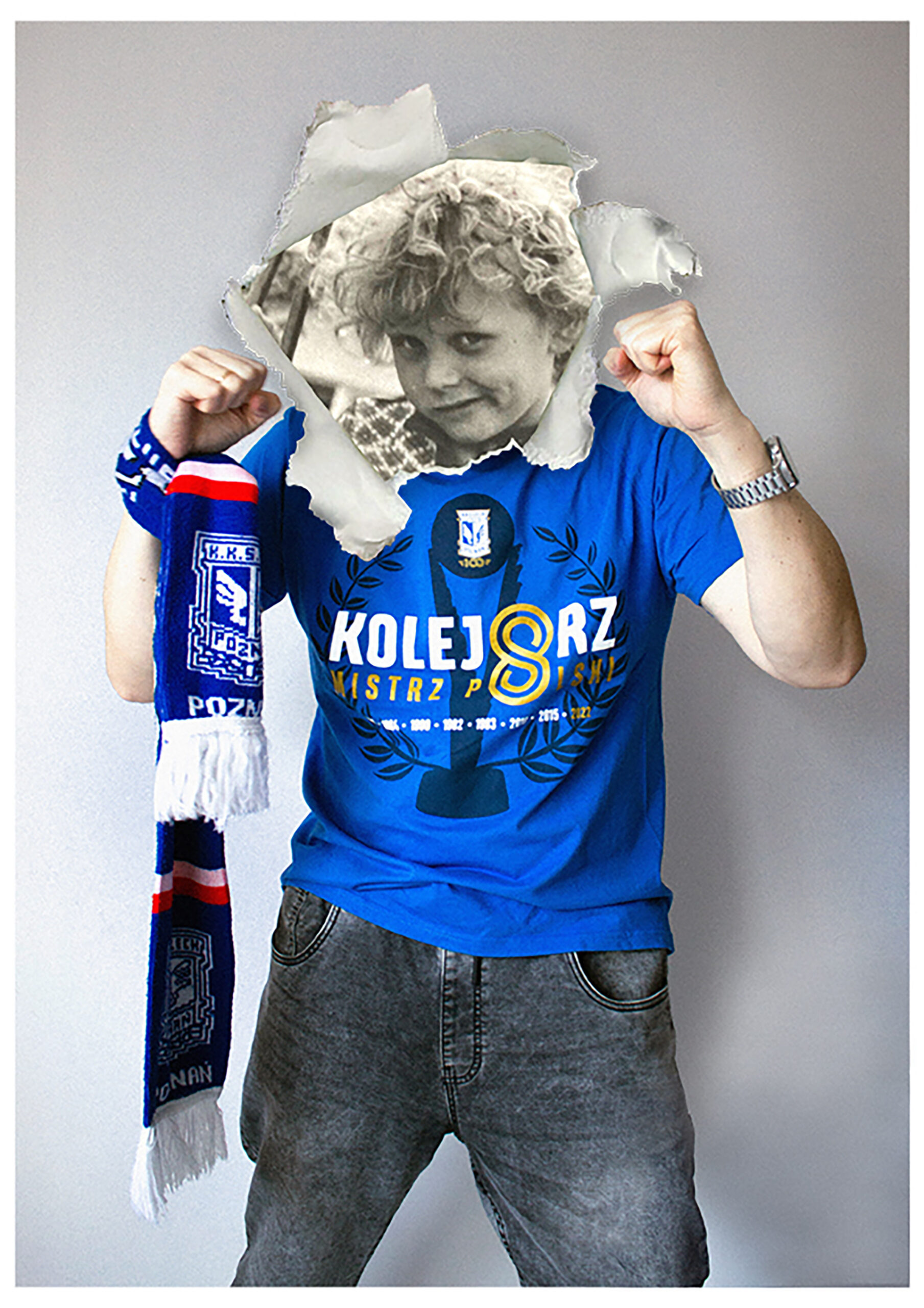 Jagoda Urbaniak, Styl polski. Na zdjęciu jest kibic, który trzyma kciuki za poznańskiego Kolejorza. Zamiast twarzy mężczyzny jest stara fotografia chłopca.