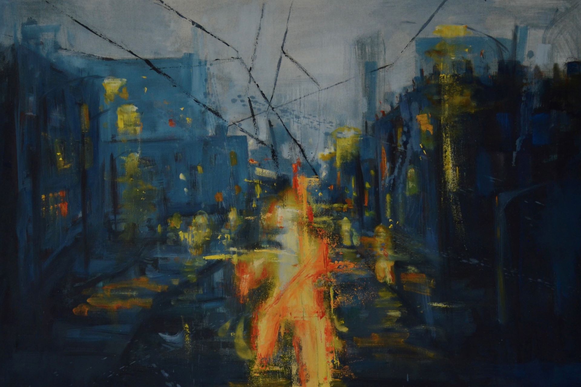 Obraz przedstawia ulicę w zniszczonym mieście, na której pierwszym planie widoczna jest rozświetlona, płonąca figura. Kontrastowa tonacja od jasnych żółcieni po ciemne granaty podkreśla ideę obrazu.