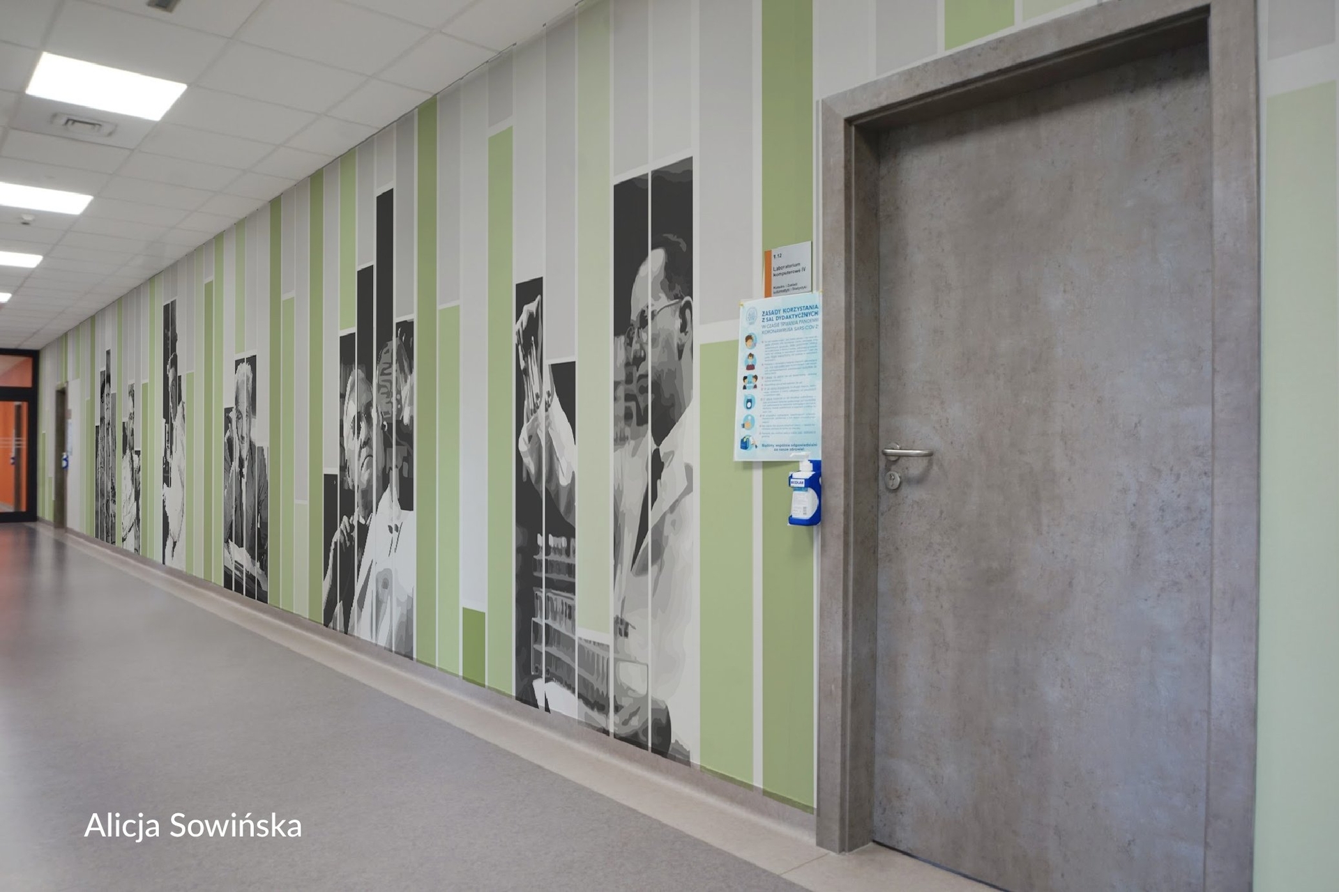 Wizualizacja muralu w Katedrze i Zakładzie Informatyki i Statystyki na Wydziale Lekarskim Uniwersytetu Medycznego im. Karola Marcinkowskiego w Poznaniu, na podstawie projektu Alicji Sowińskiej. Mural przedstawia wykres w formie zielonych słupków statystycznych w kilku odcieniach, w obrębie których znajdują się czarno-białe portrety kluczowych postaci dla rozwoju medycyny.