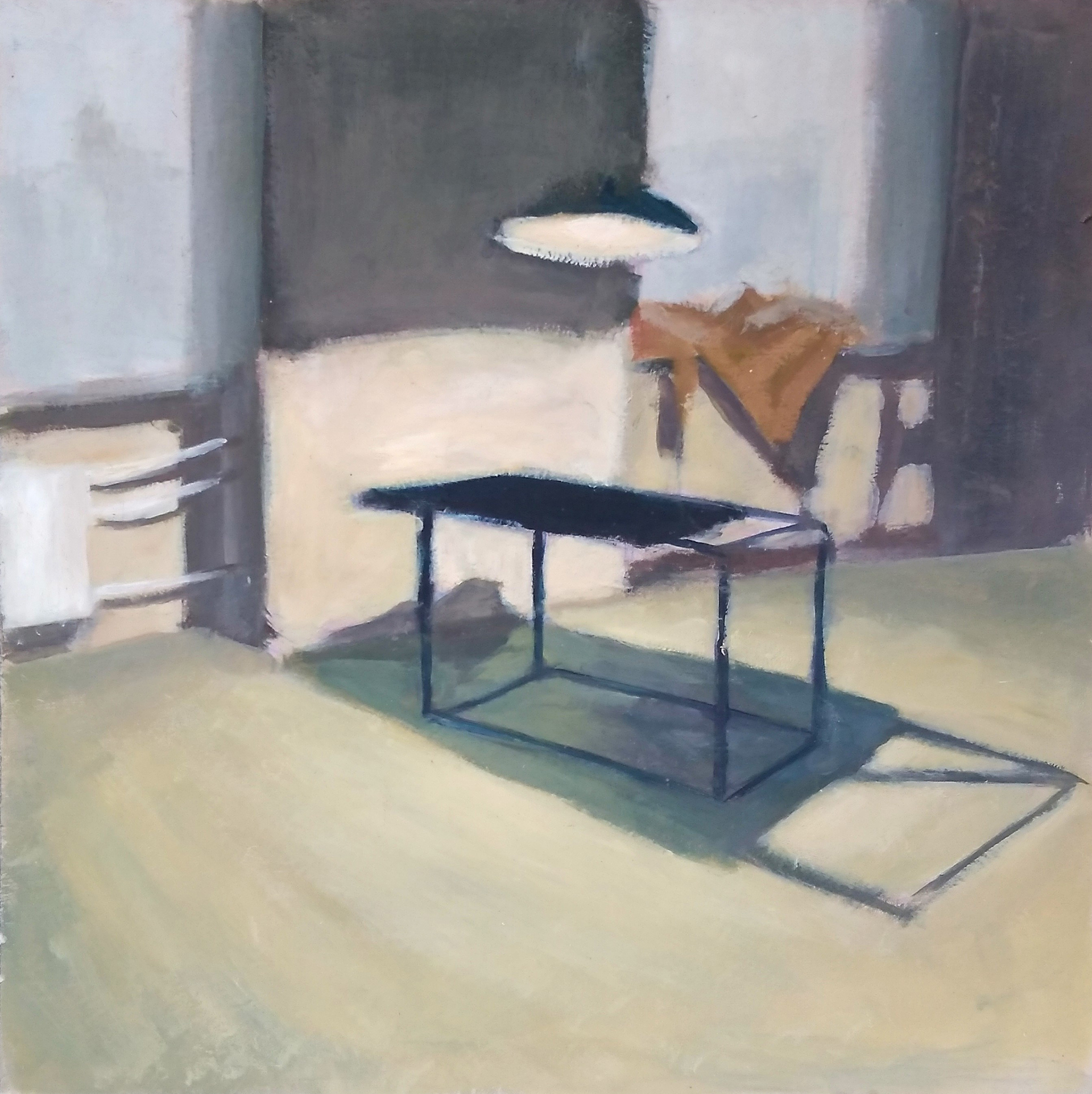 Zdjęcie przedstawia martwą naturę ze stołem i wiszącą lampą we wnętrzu pracowni namalowaną w tonacji niebieskiej