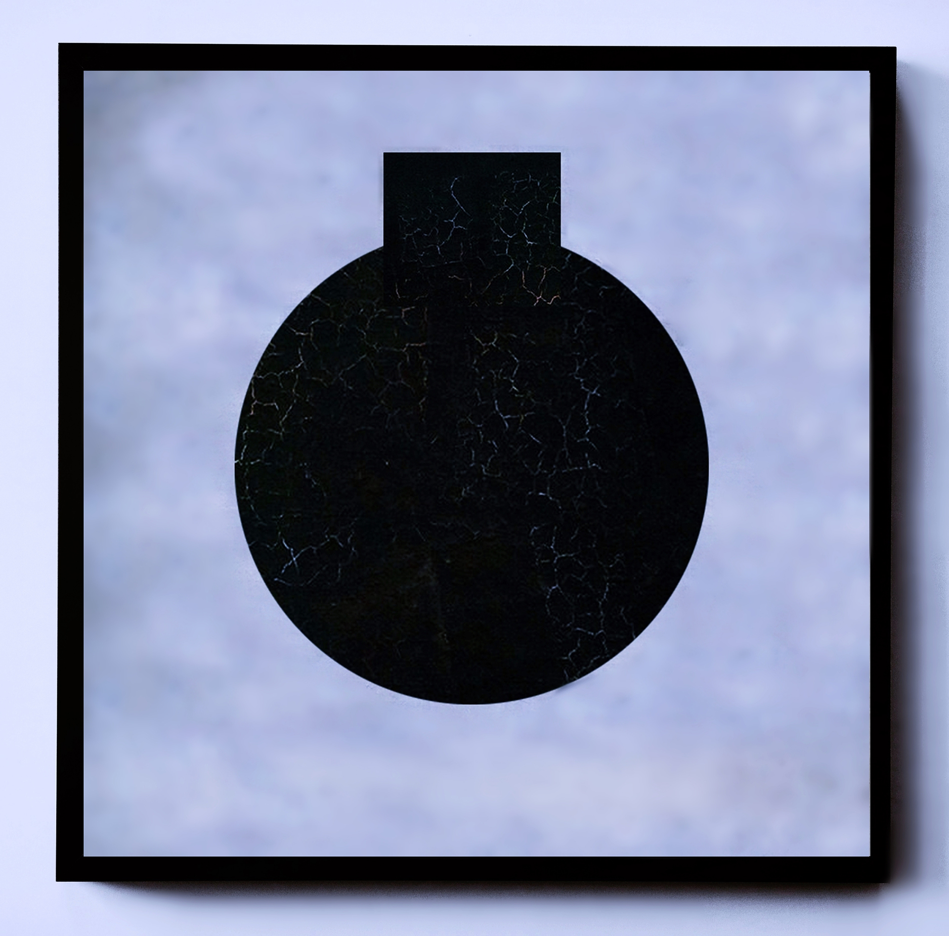 Abstrakcyjna kompozycja graficzna ukazująca czarne koło z dodanym czarnym elementem prostokątnym (układ  form kojarzący się z budowlą na planie centralnym) na błękitnym tle aluzyjnie przypominającym motyw nieba.  	