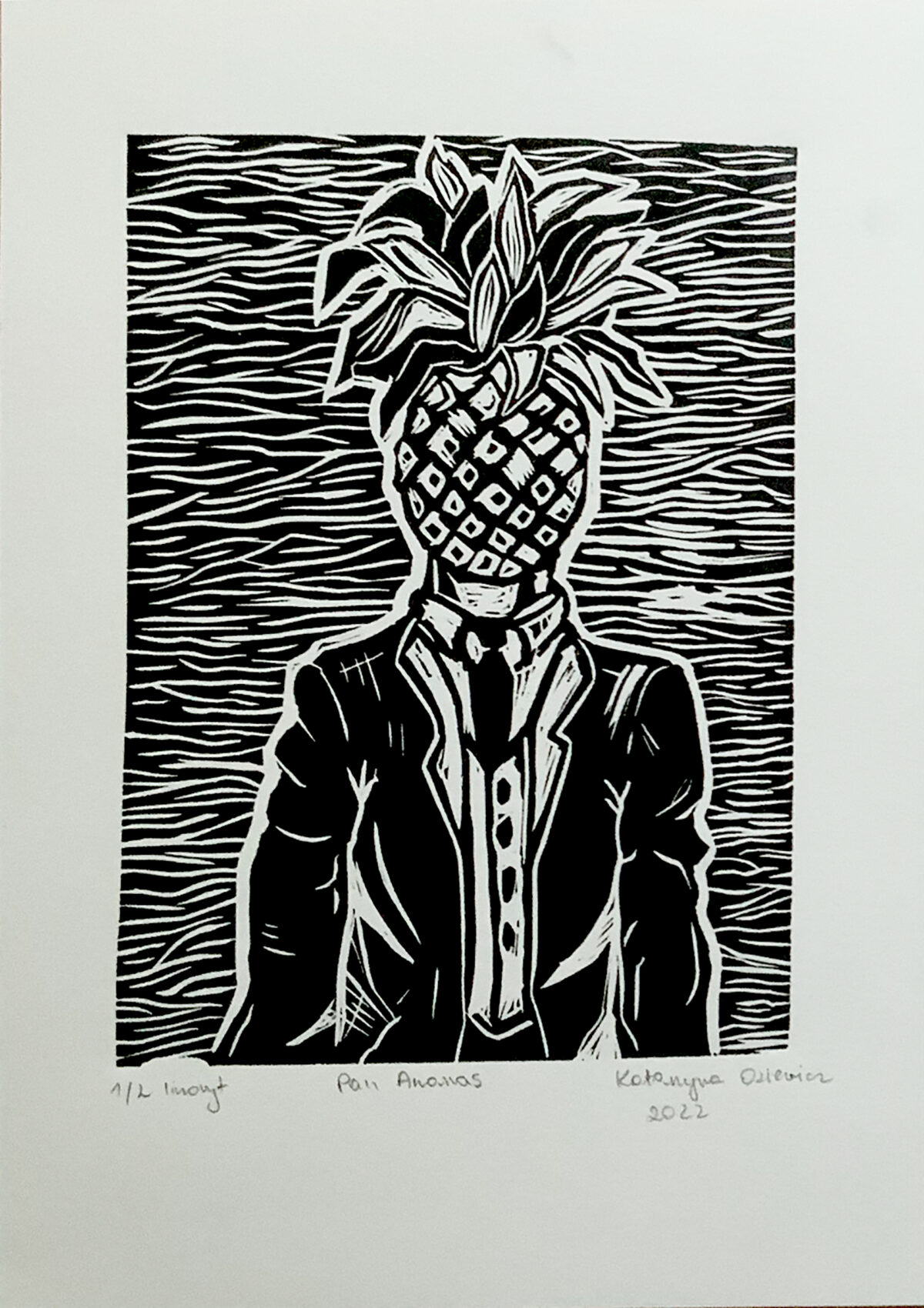 Czarno-biała postać z ananasem zamiast głowy.