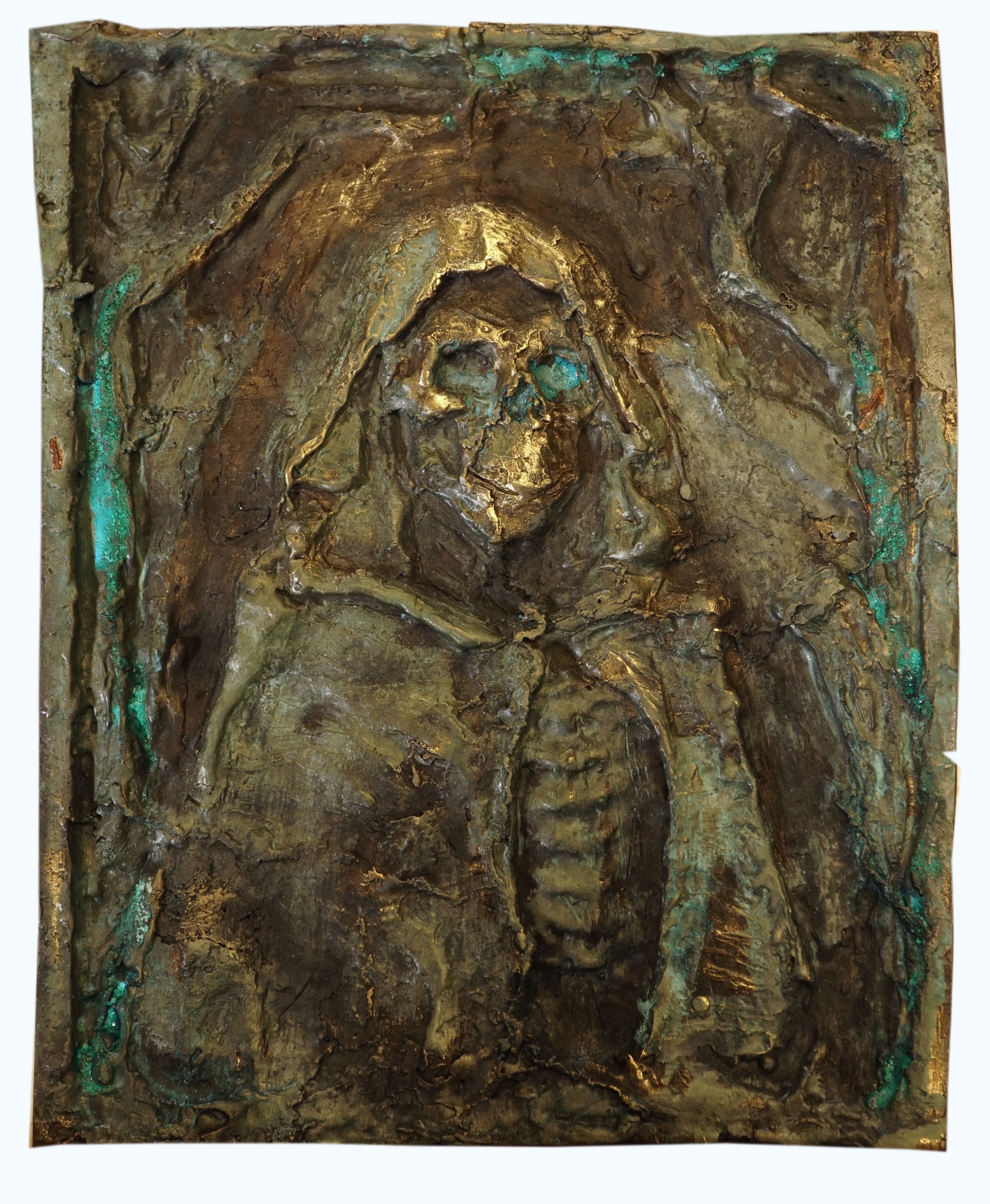J. Osika - zdjęcie przedstawia płaskorzeźbę, kościotrupa w pelerynie, wykonana z mosiądzu z czarno-zieloną patyną.