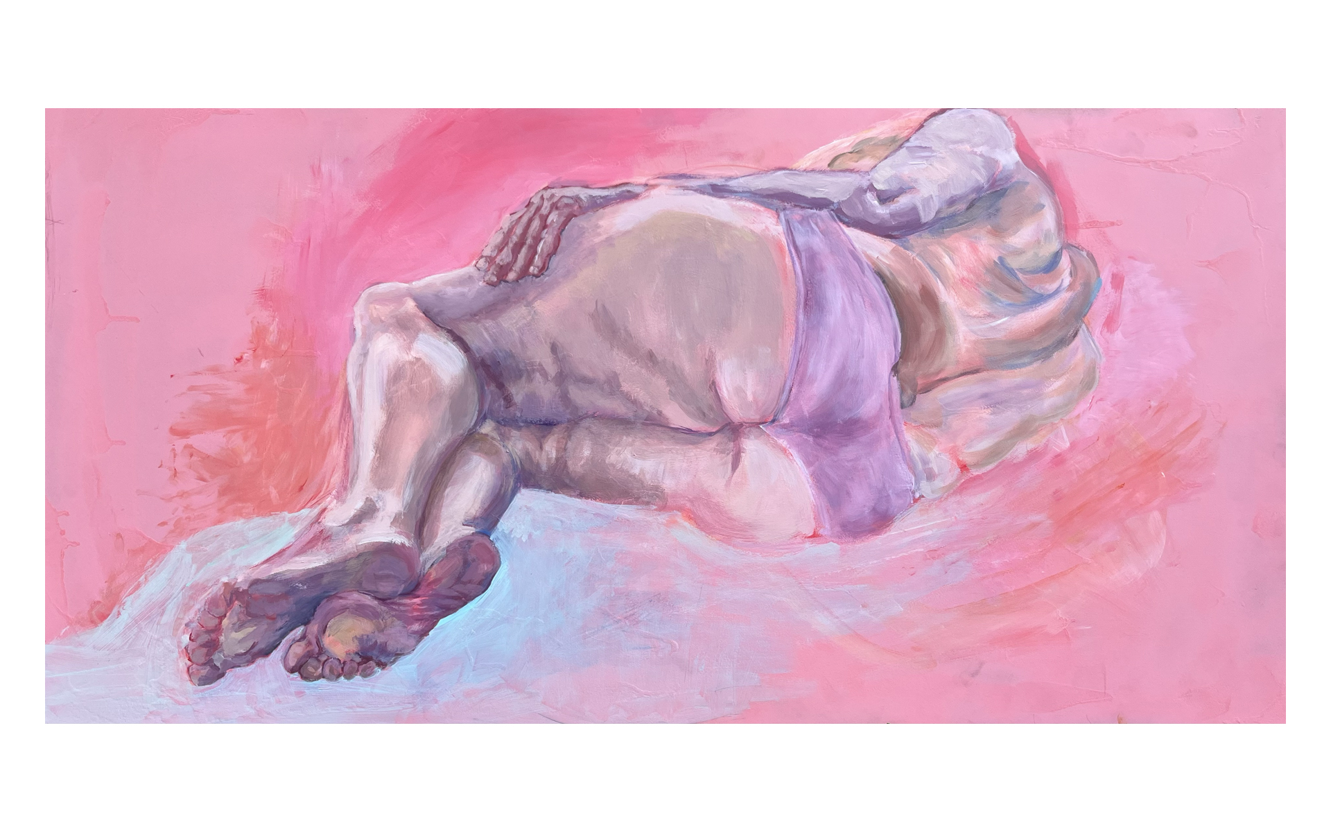 Poziomy, podłużny obraz postaci leżącej w fioletowych majtkach. 