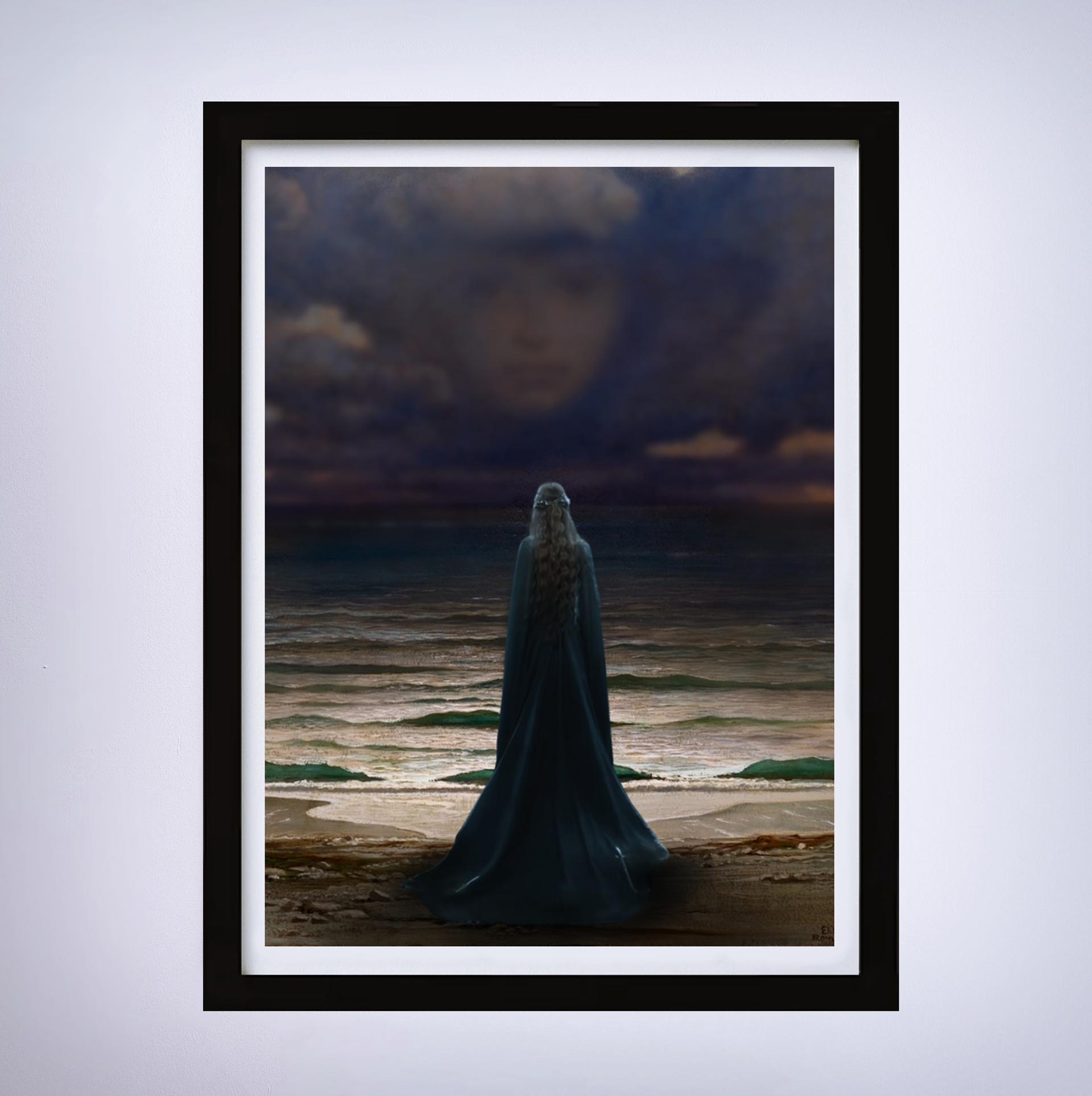 Kolorowy kolaż cyfrowy (utrzymany w fioletowo-niebieskiej tonacji kolorystycznej) będący parafrazą akwareli Elihu Veddera pt. „Pamięć” z 1870 roku (nadmorski pejzaż z niewyraźną twarzą ukazującą się na niebie) z dodaną postacią kobiecą – Galadrieli odgrywanej przez Cate Blanchett w filmach z serii „Władca Pierścieni” – widzianej od tyłu. 	
