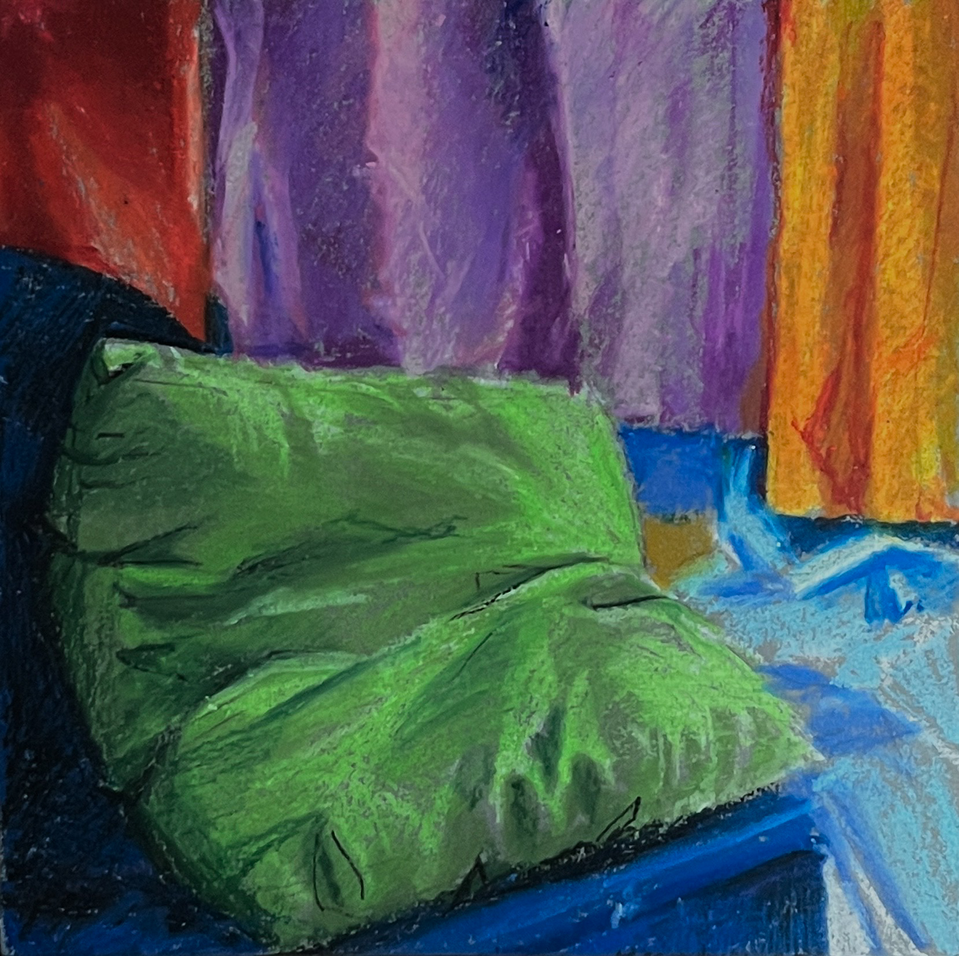 Małoformatowa praca na papierze wykonana pastelami przedstawiająca barwną martwą naturę z zieloną poduszką na pierwszym planie po lewej stronie kompozycji.
