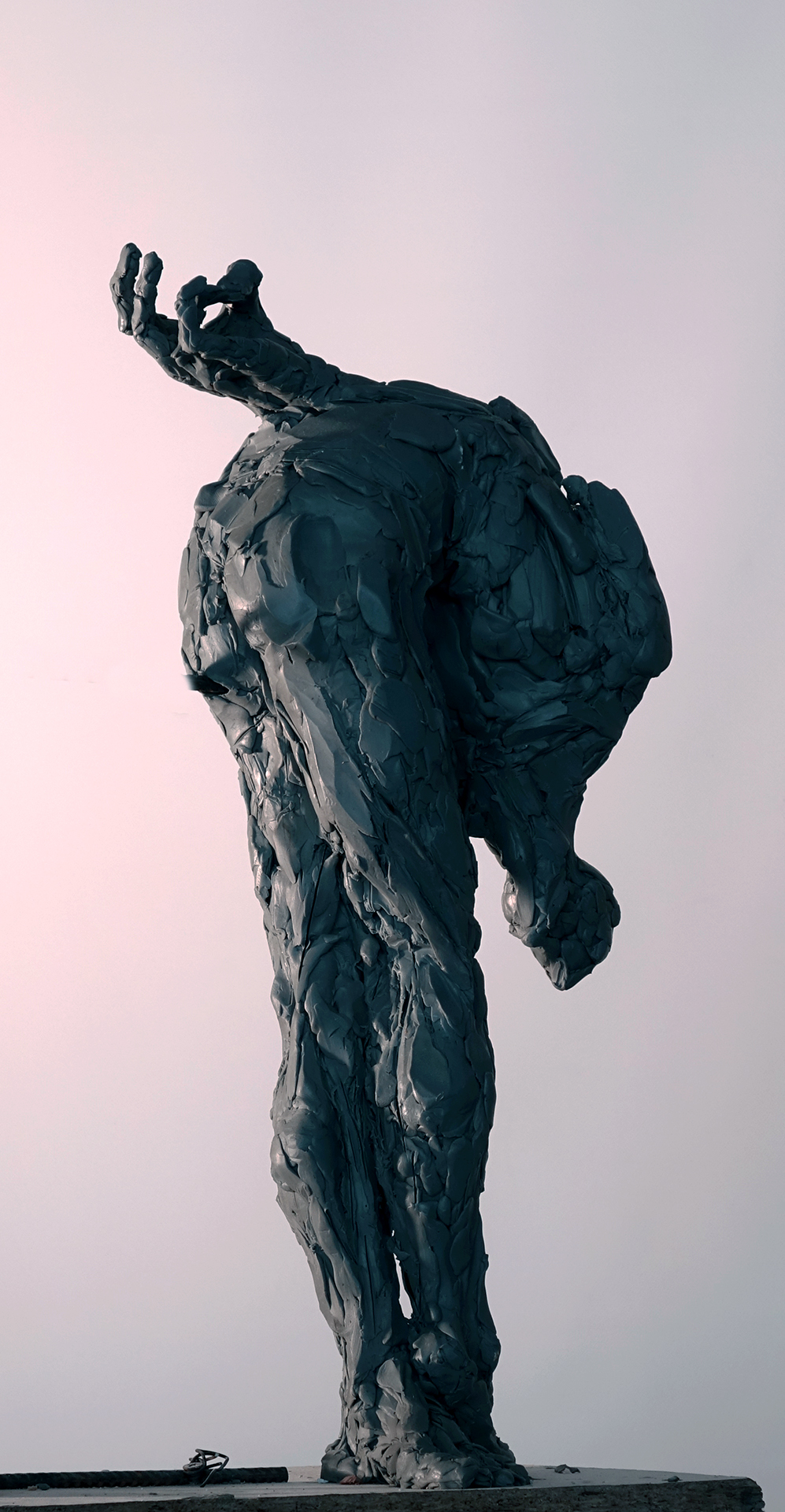 Rzeźba przedstawia zgiętą postać męską, lewa noga wyprostowana  skierowana w kierunku wschodnim, prawa zgięta nachodzi na nią. W okolicy miednicy pojawia się dłoń.
