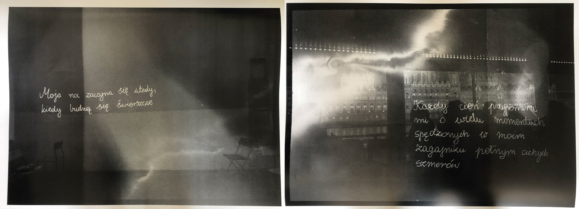 Obraz przedstawia dwa niewyraźne zdjęcia ciemnych wnętrz. Na jednym widoczne są krzesła, na drugim sylwetki ludzkie na tle okna. Na obu zdjęciach dodane są odręczne, białe napisy.