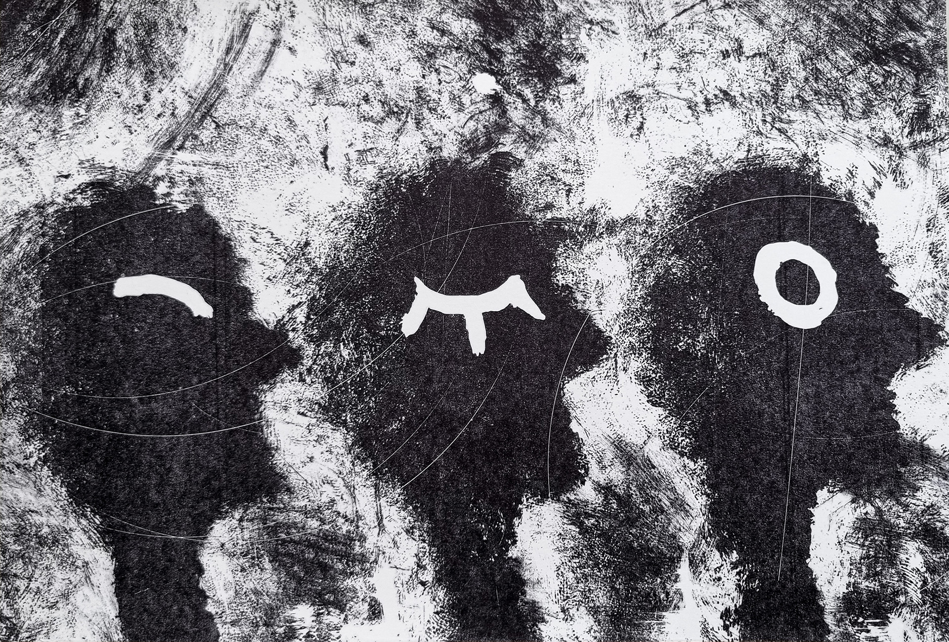 Praca przedstawia rysunek uproszczonych trzech sylwetek głów, różniących się od siebie zarysowaniem oczu, które pozostają białe.