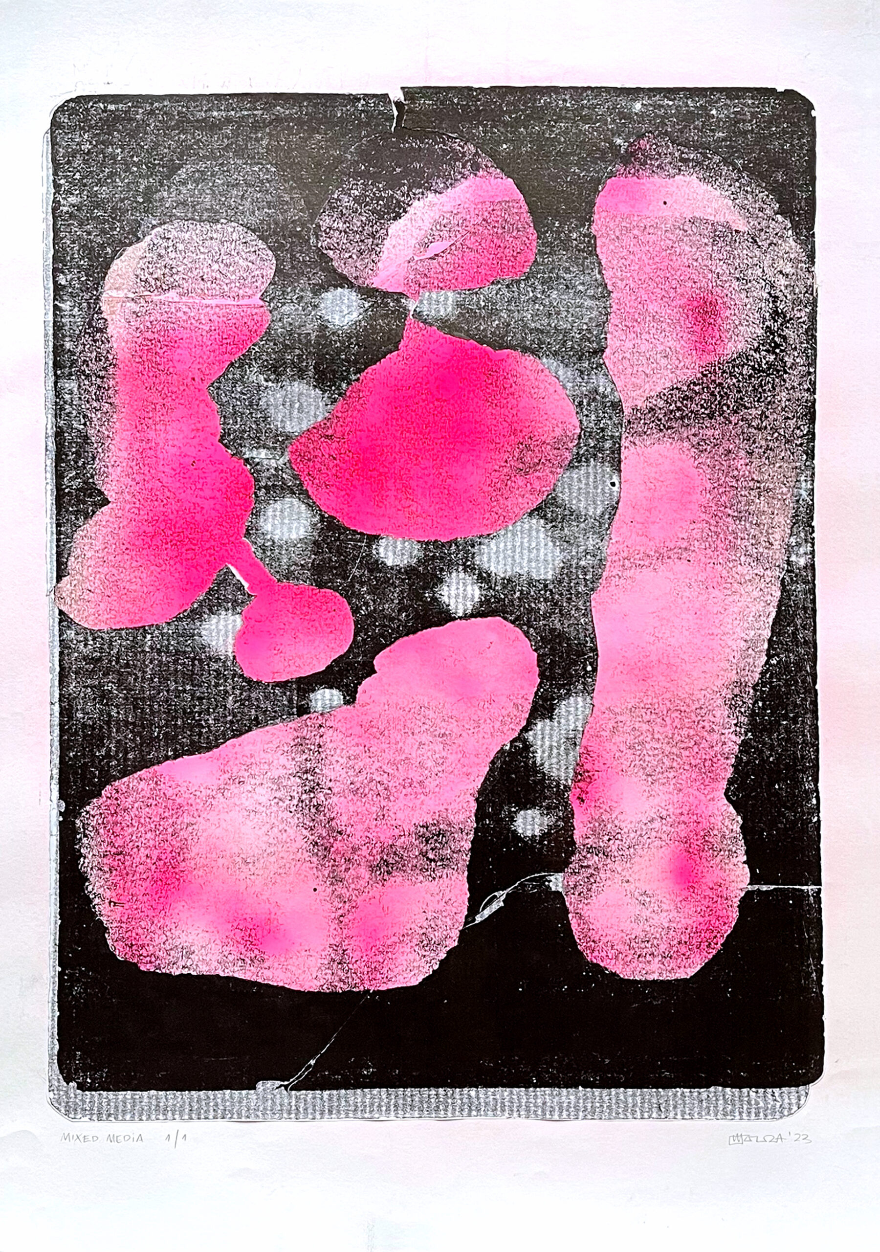Praca przedstawia abstrakcję z czarnym prostokątem wypełnionym różowymi plamami