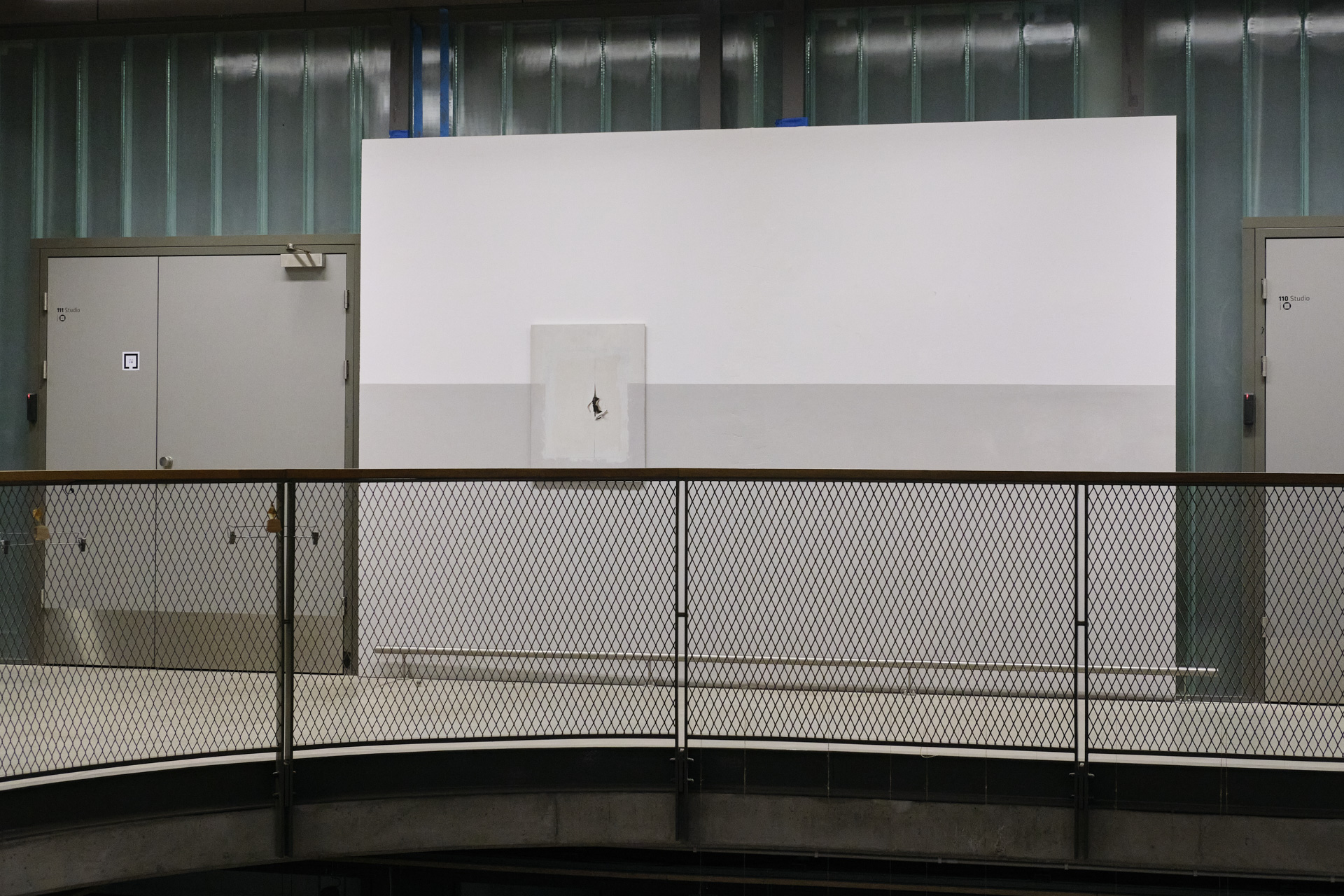 Fotodokumentacja dwóch instalacji przestrzennych, w których spotykają się motywy przefotografowane i wydrukowane przez autora, z materiami tj. ściana z karton gipsu, płyta OSB. Motywy przedstawiają dziurę w ścianie oraz plakat zdarty z płyty OSB.