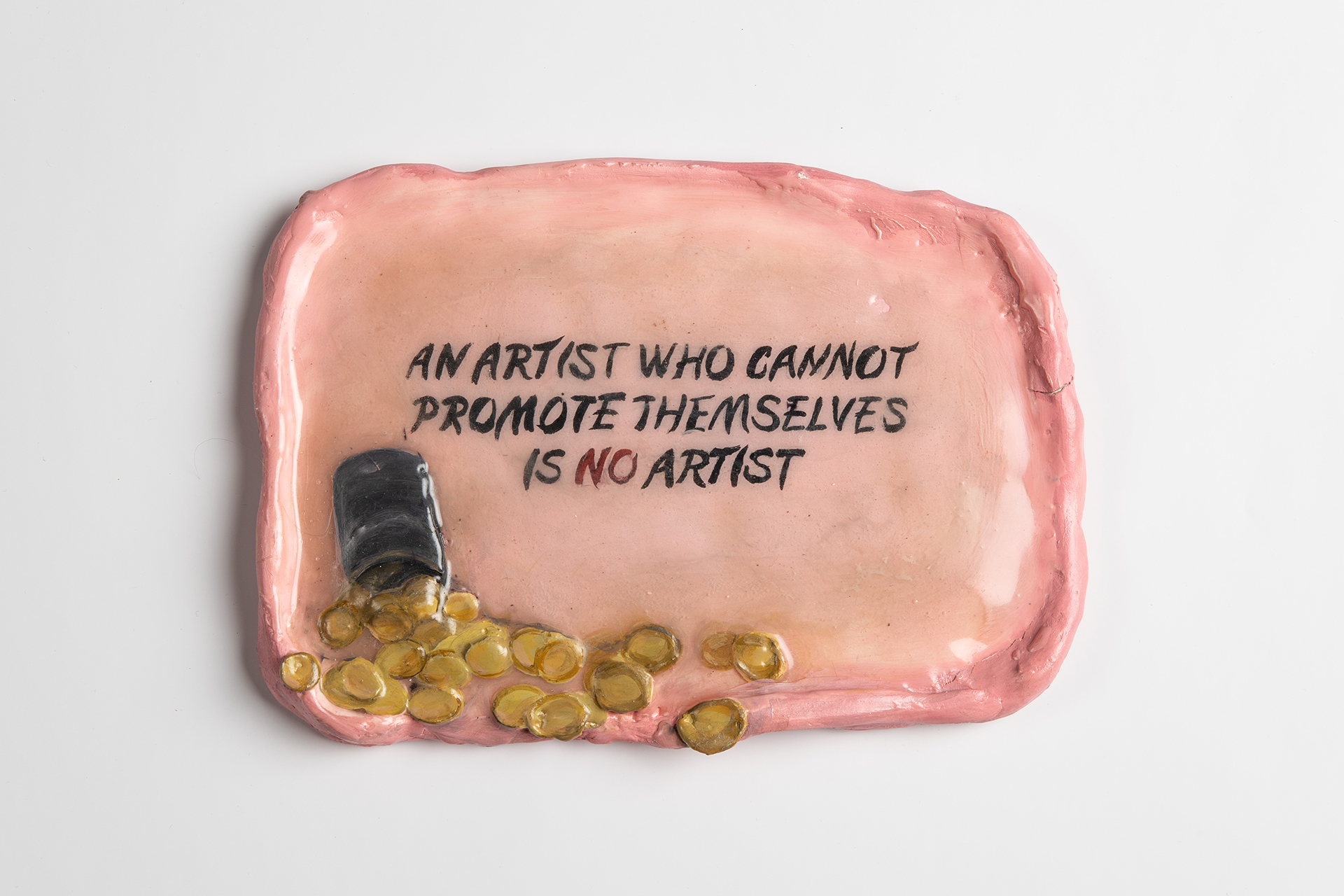 Magnes z grafiką przedstawiającą monety i z napisem “An artist who cannot promoute themselves is not an artist”