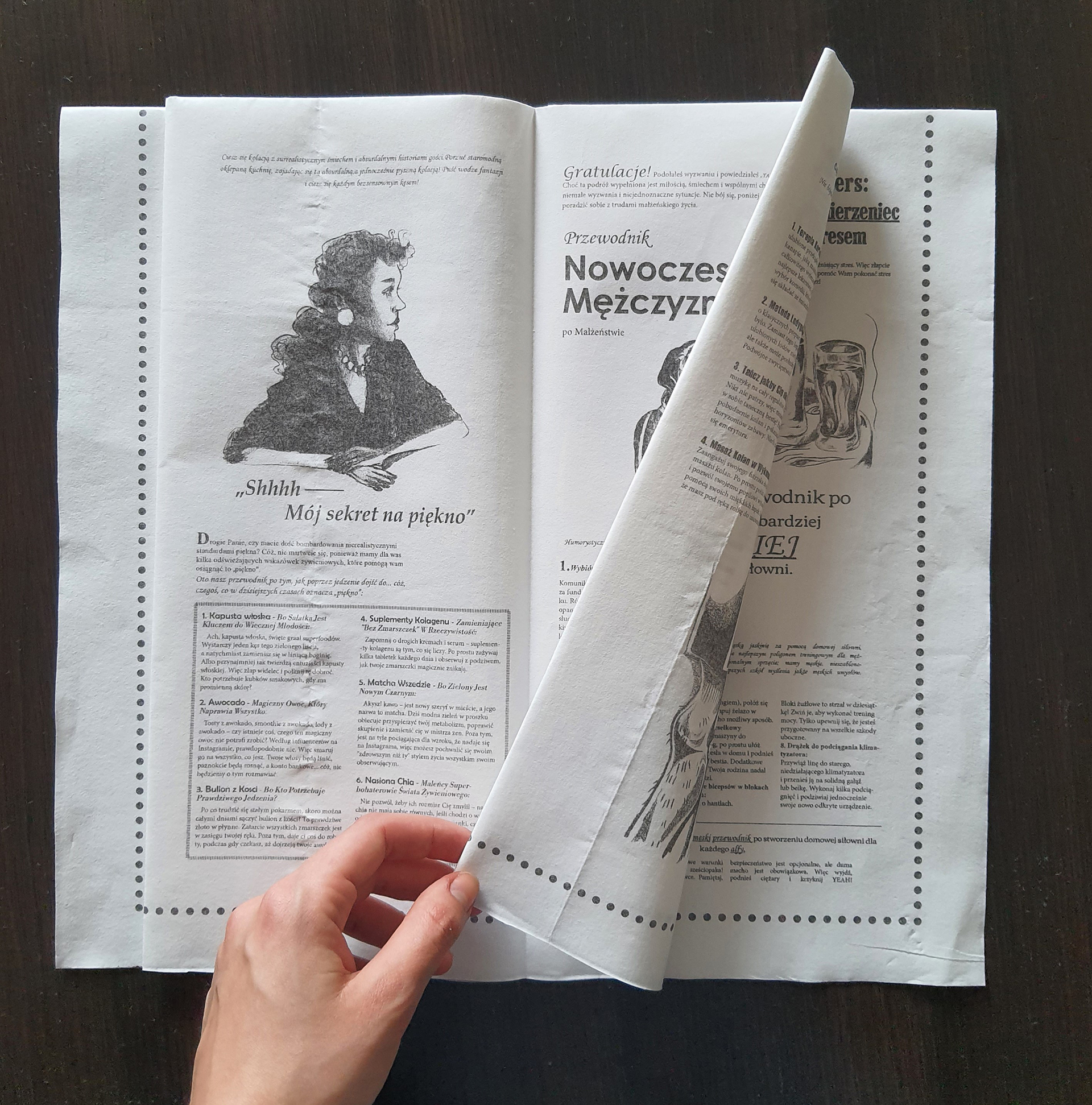 Dłoń przewraca kartki gazety, widoczne ilustracja – eleganckiej kobiety.