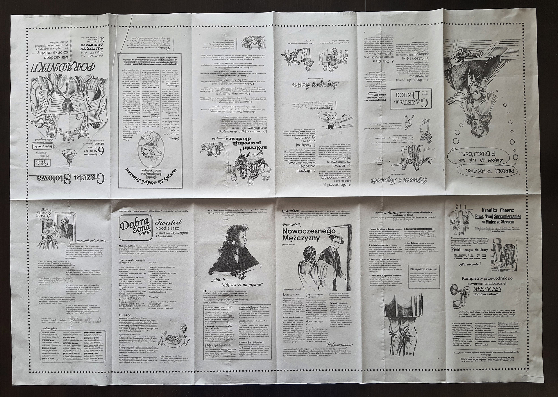 Rozłożona na płasko gazeta w formie obrusu, widok z góry.