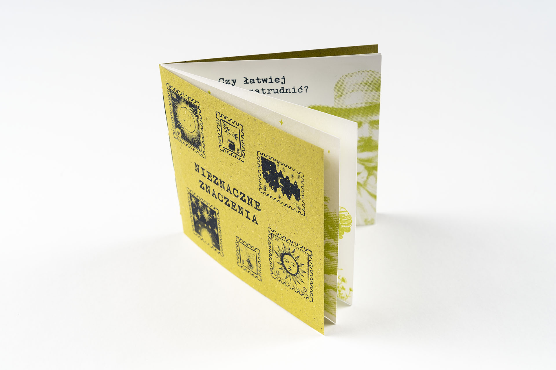 Grafika przedstawia zina w technice serigrafii. Okładka jest wydrukowana w kolorze granatowym na papierze w kolorze oliwkowym. Zawartość zina zawiera oniryczne skojarzenia i gry z polskimi słowami
