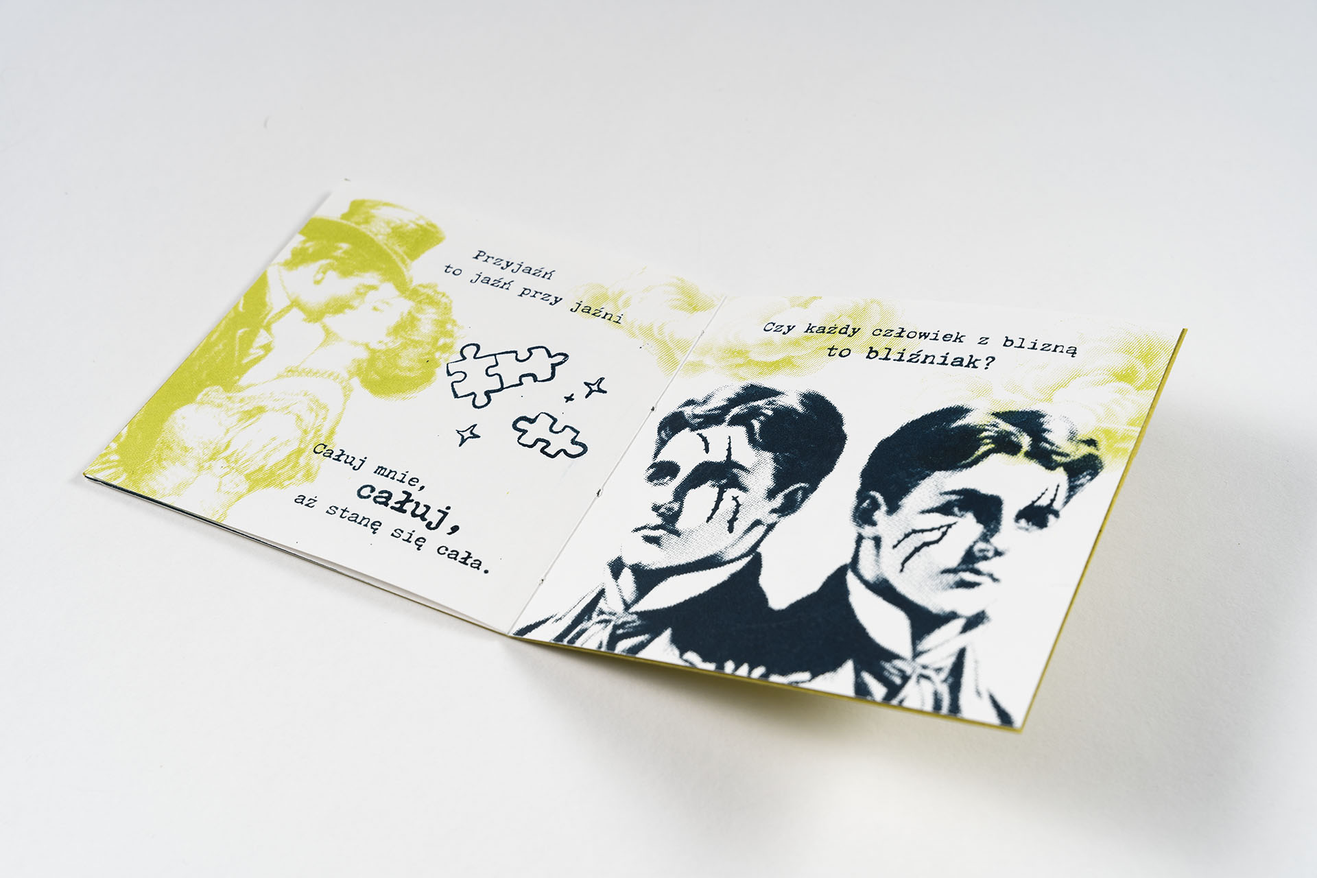 Grafika przedstawia zina w technice serigrafii. Okładka jest wydrukowana w kolorze granatowym na papierze w kolorze oliwkowym. Zawartość zina zawiera oniryczne skojarzenia i gry z polskimi słowami