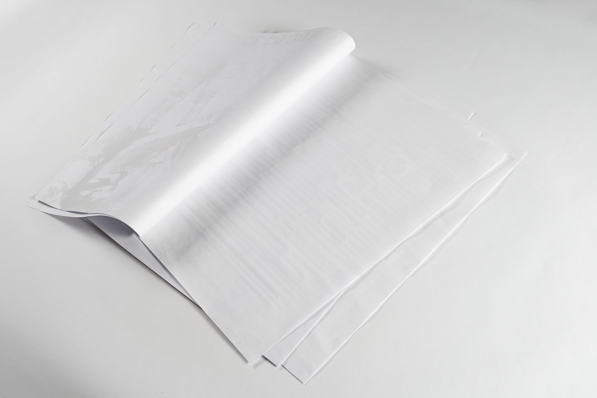 Otwarta gazeta, poprzez zastosowanie białej farby druk ledwo widoczny.