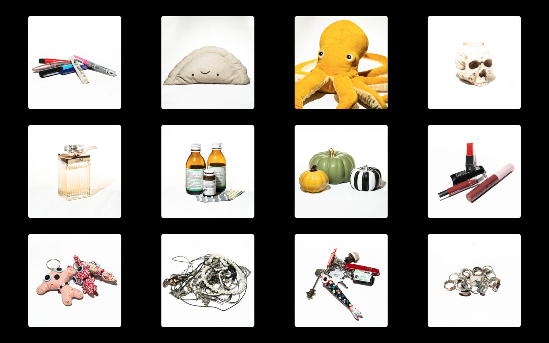 Fotografie przedstawiają różne przedmioty, maskotki, wisiorki, tabletki, zegarek, świeczniki, muszelki, kamyczki. Wszystkie są sfotografowane osobno w kolorze na białym tle. 