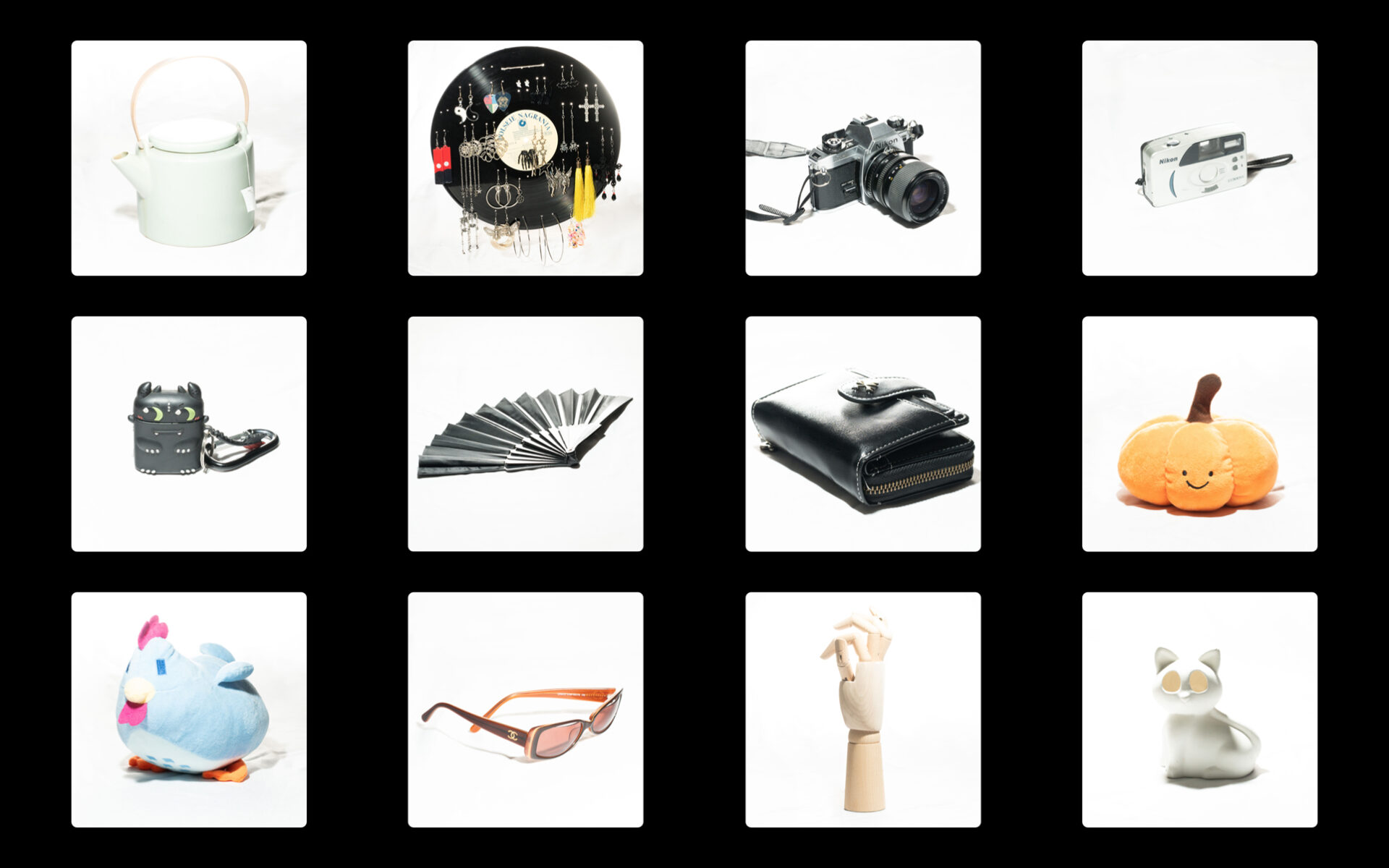 Fotografie przedstawiają różne przedmioty, maskotki, wisiorki, tabletki, zegarek, świeczniki, muszelki, kamyczki. Wszystkie są sfotografowane osobno w kolorze na białym tle. 