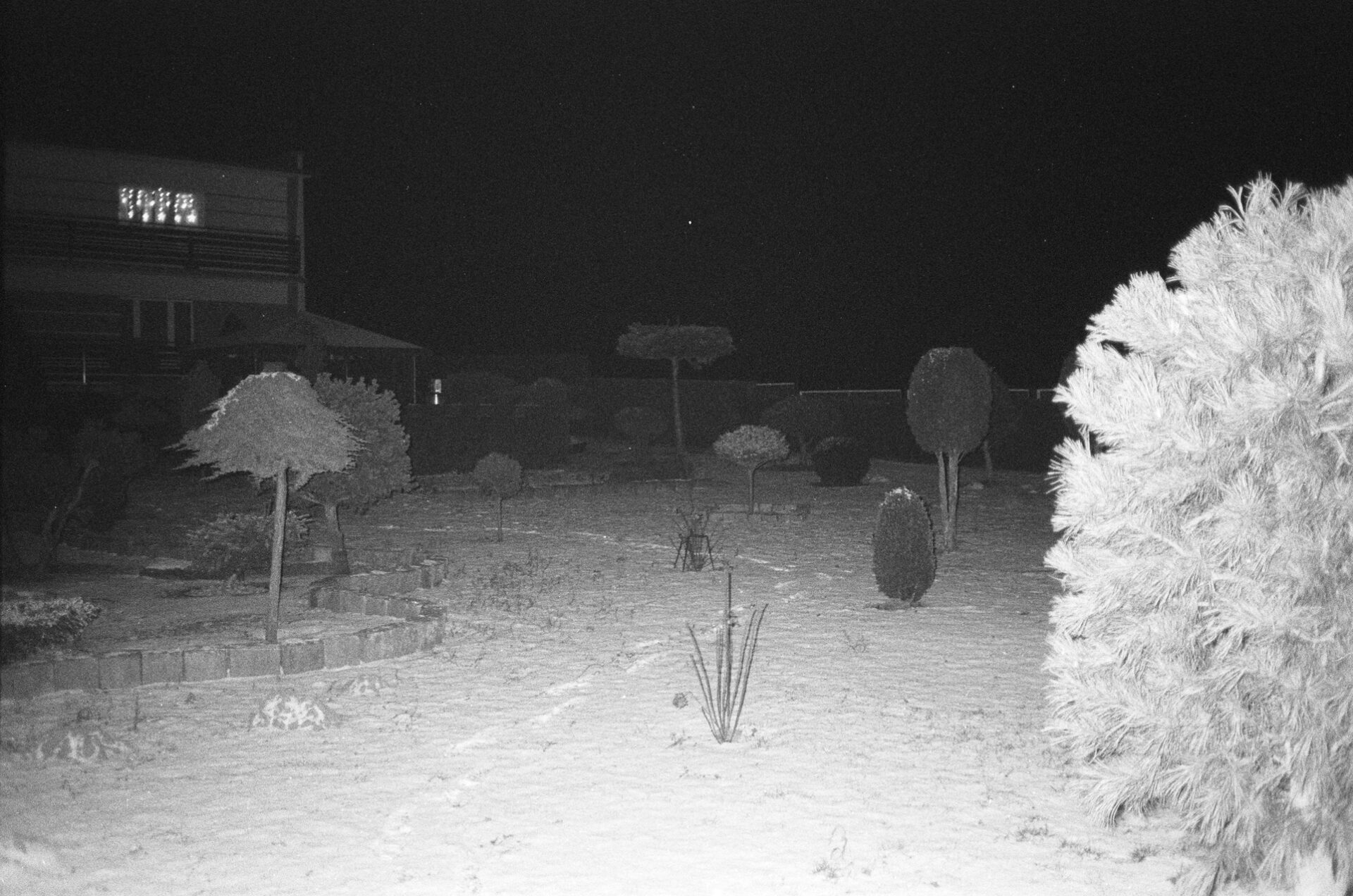 Czarno białe fotografie przedstawiają fragmenty domu, furtki, podwórka, jakiegoś budynku w oddali, altany, meble. Są fotografowane za pomocą lampy błyskowej co podbija ich mroczny charakter. 