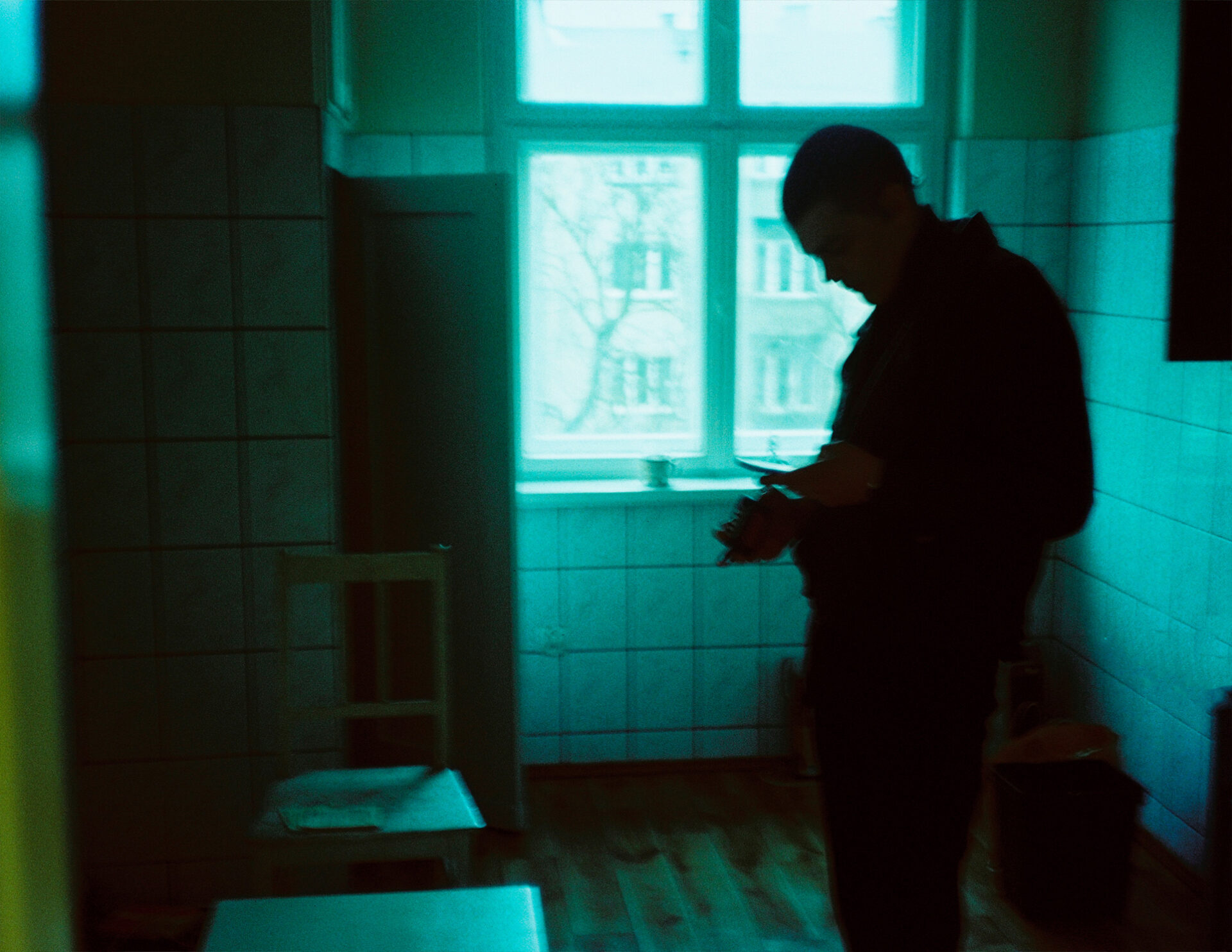 Fotografie przedstawiają różne elementy domowego wyposażenia oraz domowników, którzy czasem są fotografowani bardzo klasycznie na wprost, a czasem przy oddawaniu się wspólnej zabawie, lub w momentach bycia samemu ze sobą, jak w wannie, czy przy grze na pianinie. 