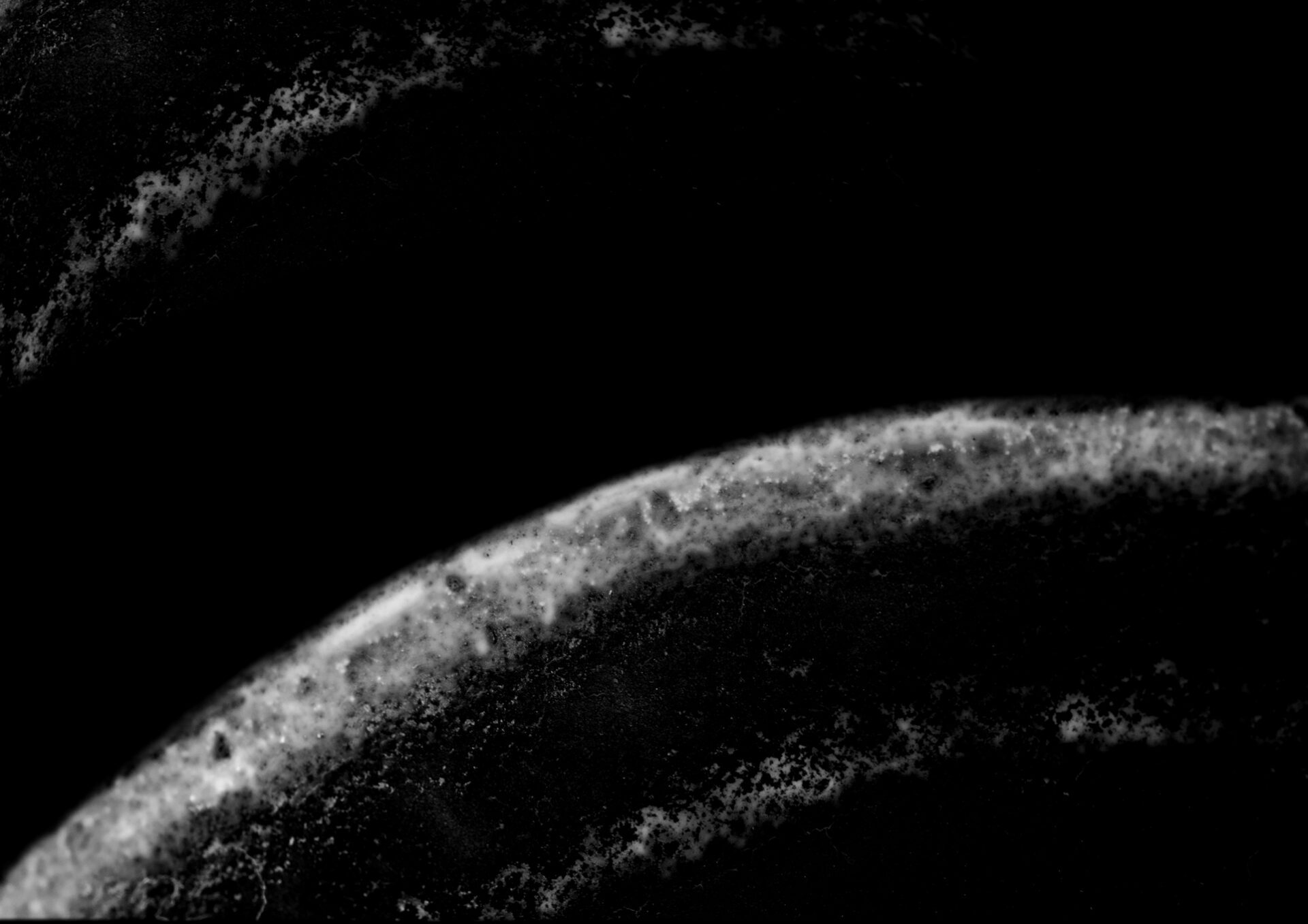 Cykl składa się z fotografii, które przedstawiają niezidentyfikowane obiekty w dużym przybliżeniu w czerni i bieli, które mają przypominać planetę Solaris. Dodatkowo, są też czerwono czarne fotografie postaci kobiecych, fotografowanych of tyłu oraz abstrakcyjne obrazy odcieniach czerwieni, symbolizuje ocean. 