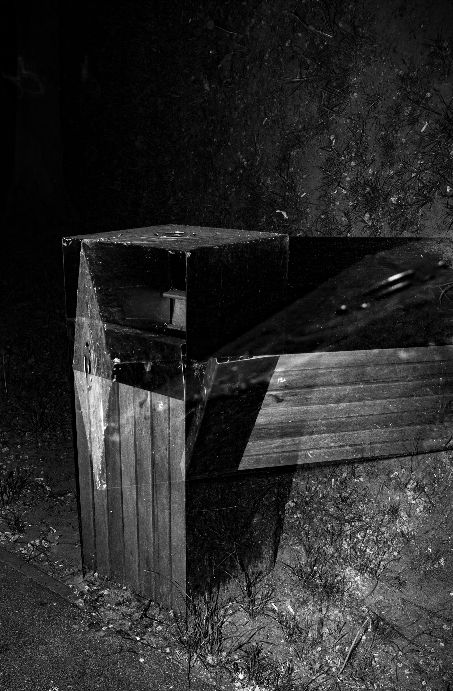 Czarno białe fotografie przedstawiają bliżej nieokreślone formy, które są stworzone poprzez multiplikację codziennych przedmiotów. Każda fotografia ukazuje inną kompozycję, stworzoną np. przez szklankę, lampę, figurkę Jana Pawła II, śmietnik. 